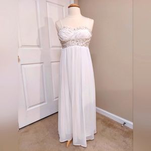 Ivory Wedding Dress size M with beautiful embroidery on the chest